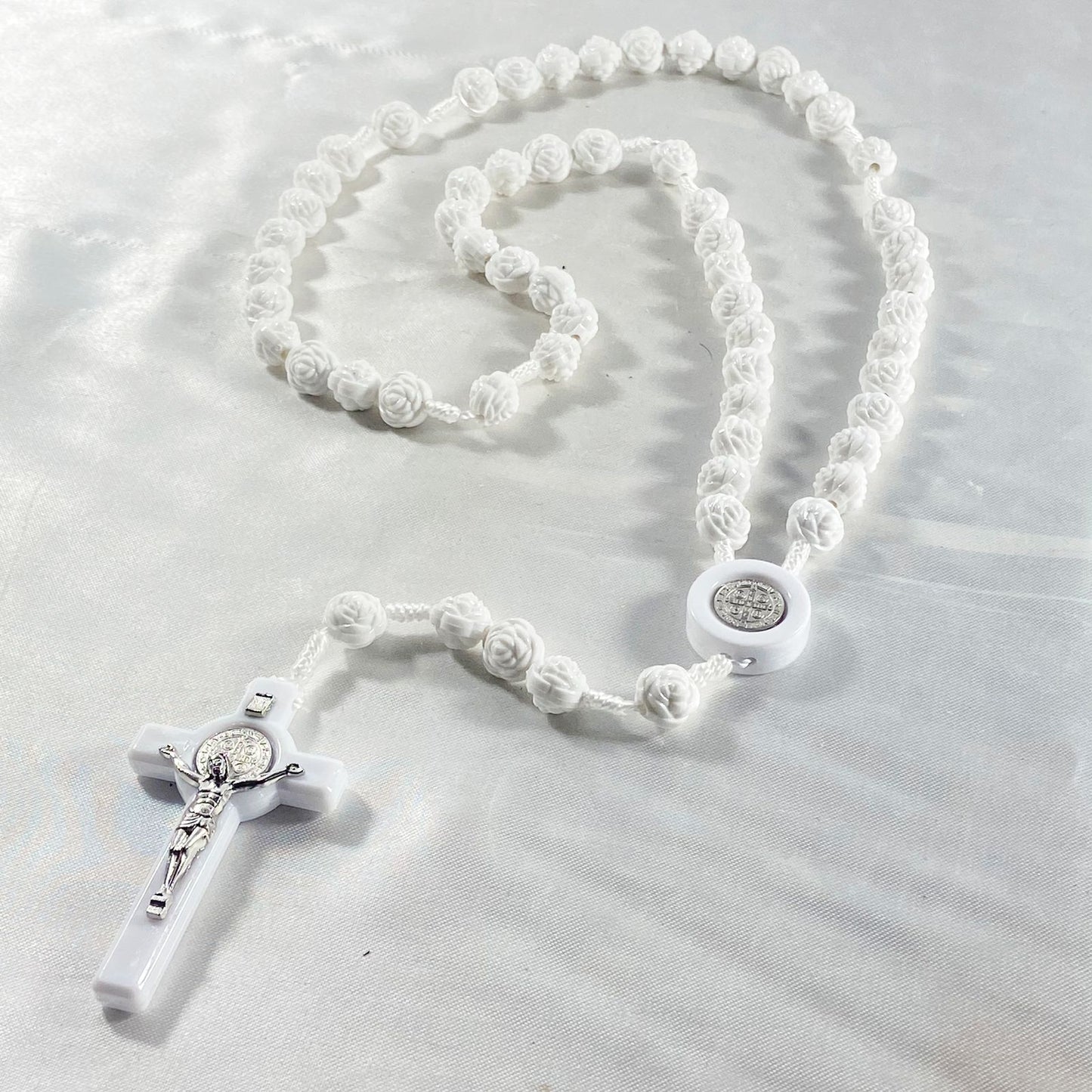 TERÇO ROSAS MEDALHA DE SÃO BENTO BRANCO 8MM (6 UNIDADES)