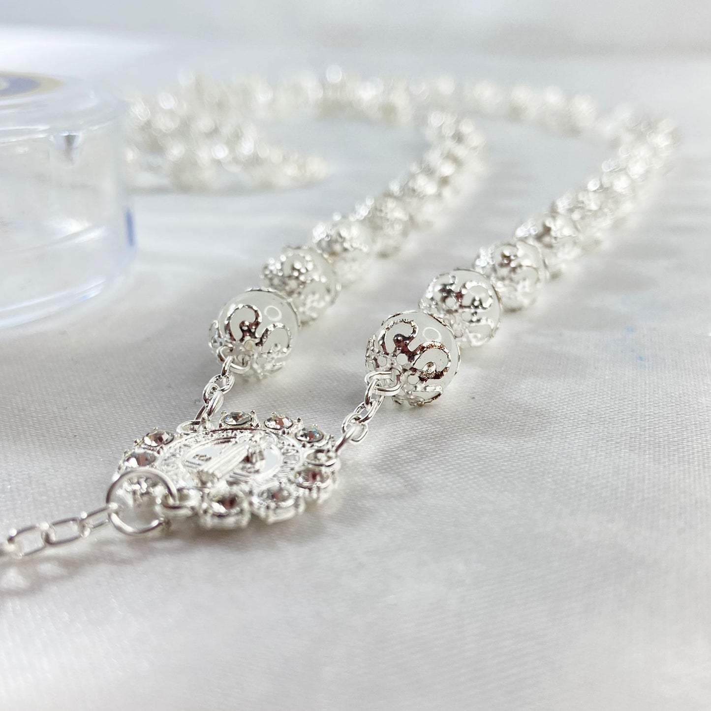 TERÇO CRISTAL TULIPA MEDALHA SÃO BENTO BRANCO 7 MEDALHAS 8MM (1 UNIDADE)
