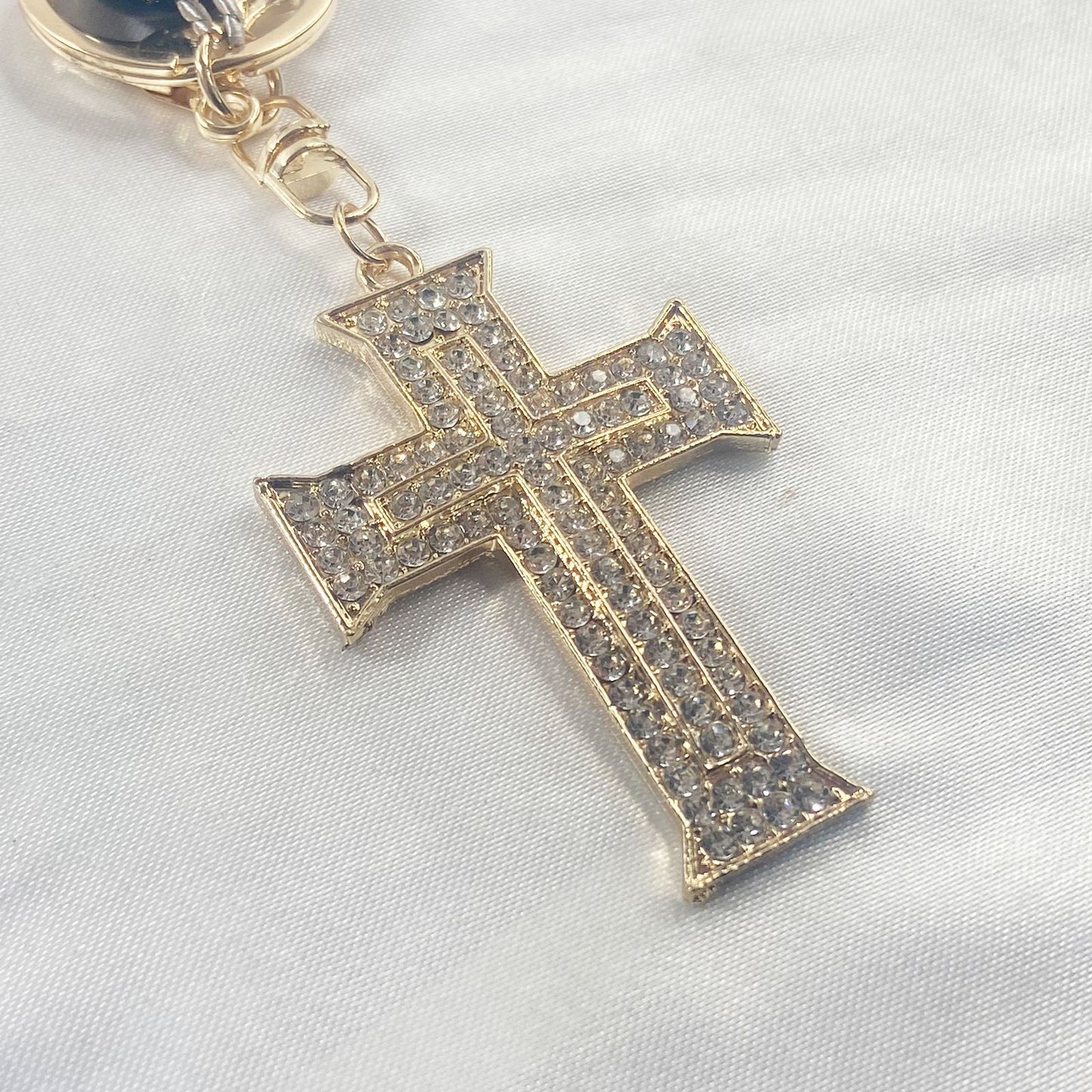 CHAVEIRO LUXO COM MOSQUETE CRUZ POMPOM CINZA (1 UNIDADE)
