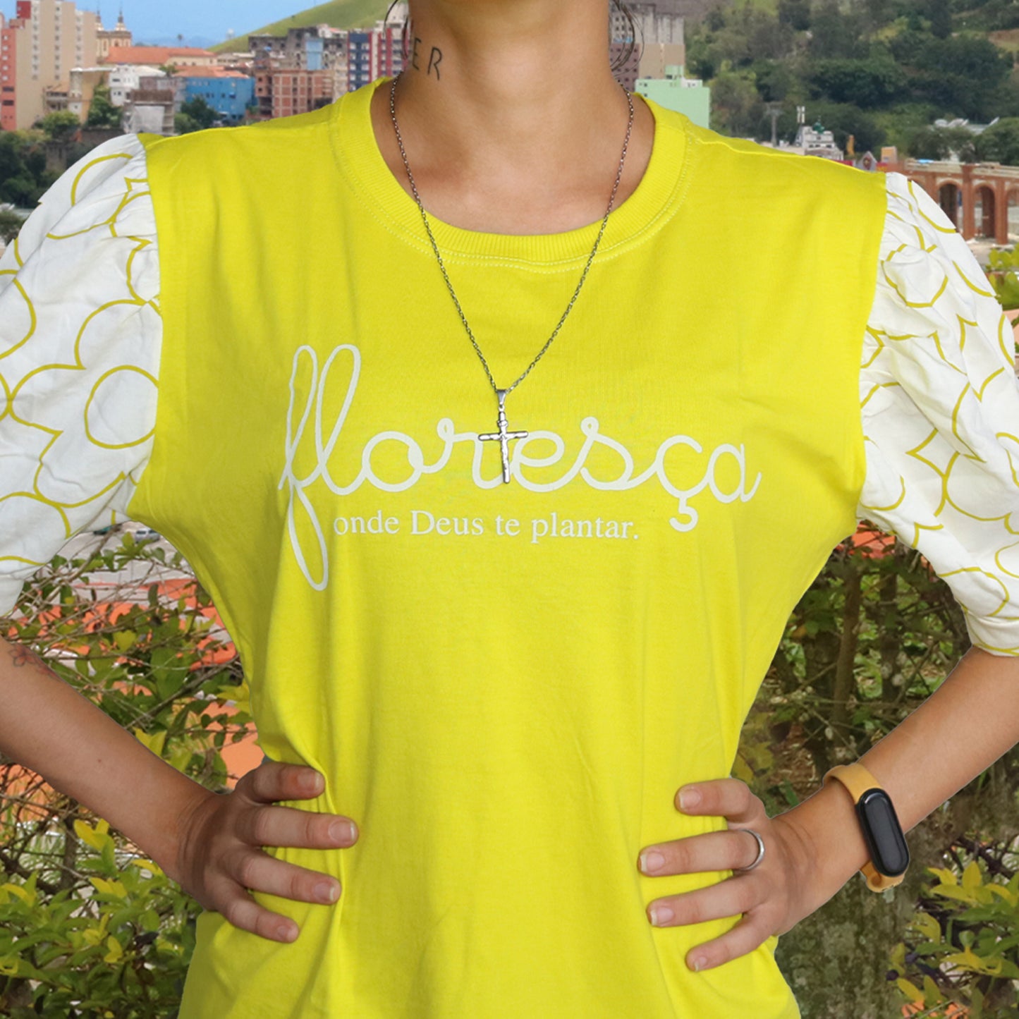 CAMISETA AMARELA FEMININA FLORESÇA ONDE DEUS TE PLANTAR TAMANHO G (1 UNIDADE)