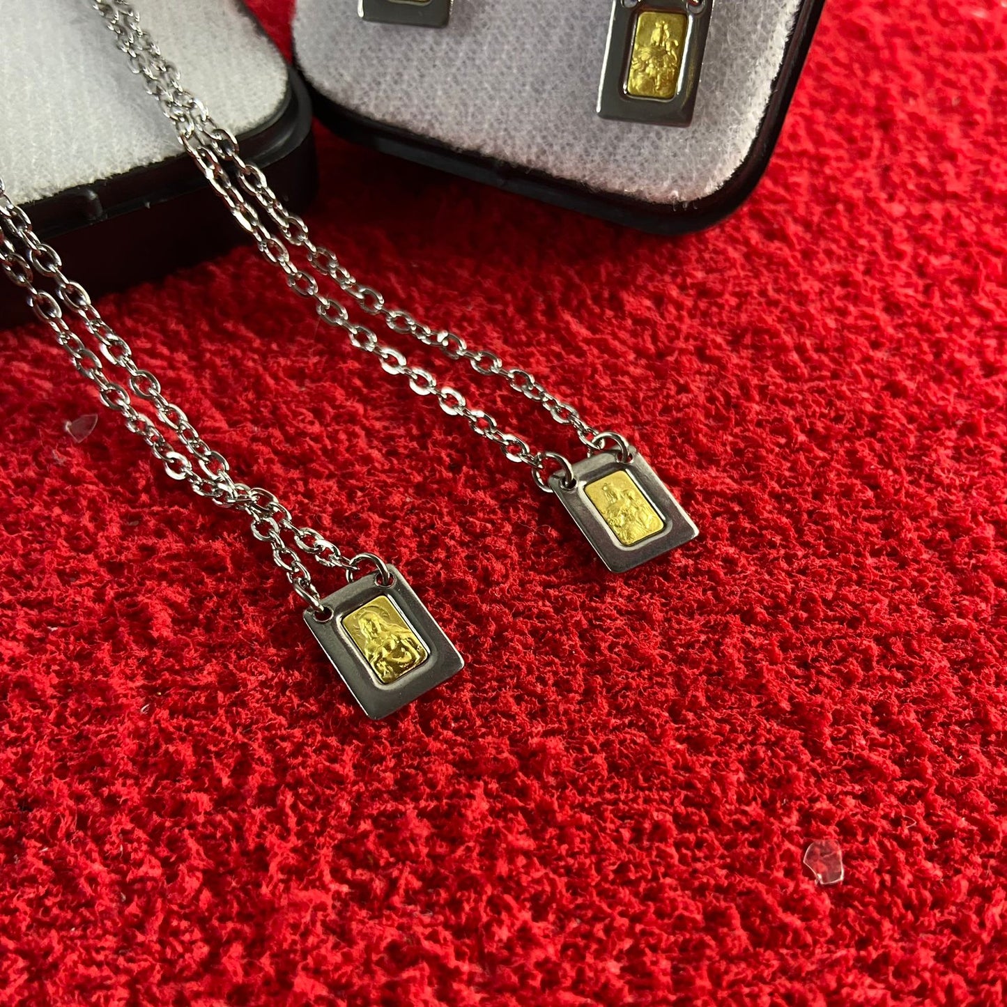 ESCAPULÁRIO DE INOX PLACA DOURADA P SAGRADO CORAÇÃO DE JESUS E NOSSA SENHORA DO CARMO (6 UNIDADES)