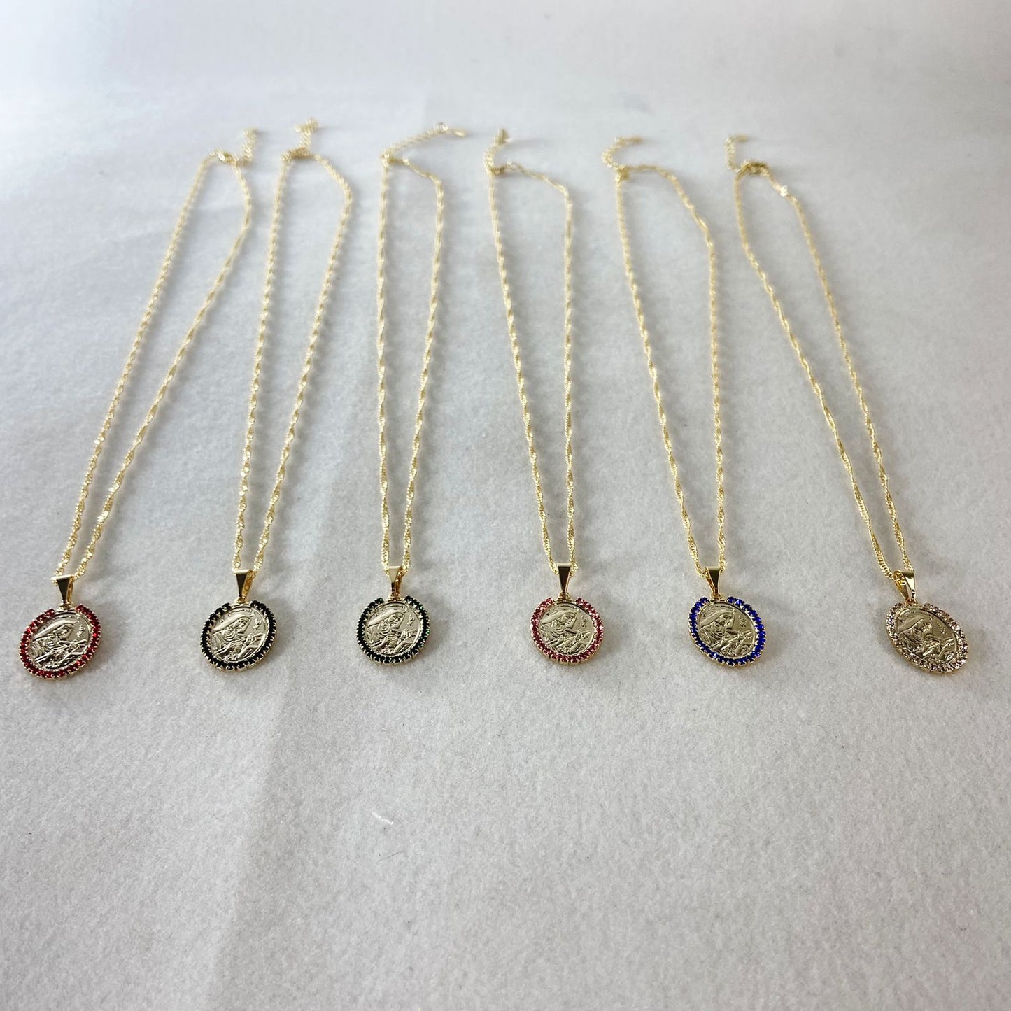 CORRENTE DOURADA OVAL SANTA RITA DE CÁSSIA G COM STRASS CORES SORTIDAS (3 UNIDADES)