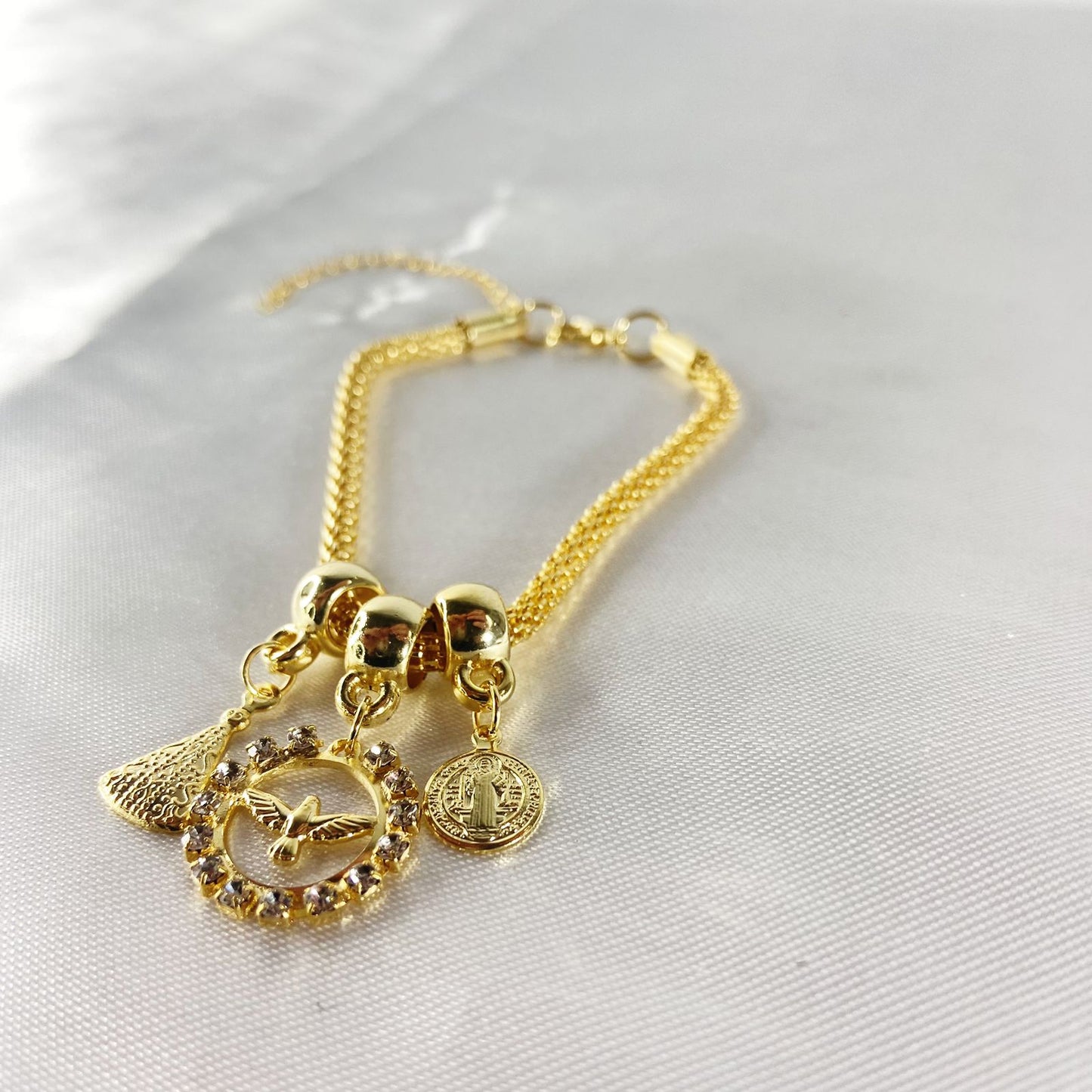 PULSEIRA DOURADA REDONDA DIVINO ESPÍRITO SANTO COM STRASS BRANCO (6 UNIDADES)