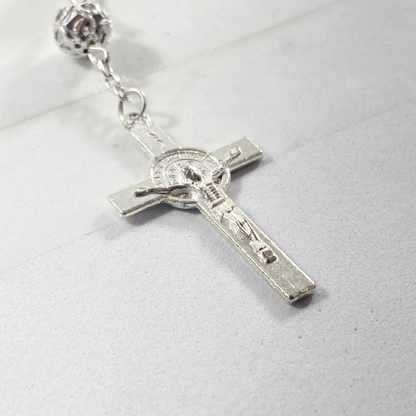 TERÇO CRISTAL TULIPA MEDALHA DE SÃO BENTO COM STRASS PRATA 8MM (1 UNIDADE)