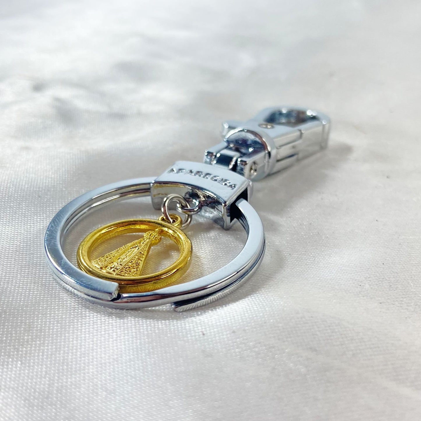 CHAVEIRO LUXO MOSQUETE PRATA COM PINGENTE NOSSA SENHORA APARECIDA DOURADO (6 UNIDADES)