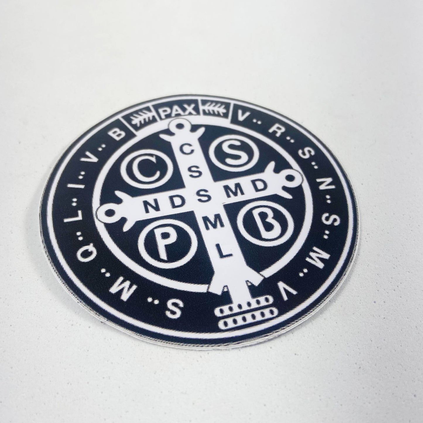 ADESIVO MEDALHA SÃO BENTO PRETO E BRANCO 11x11 (3 UNIDADES)