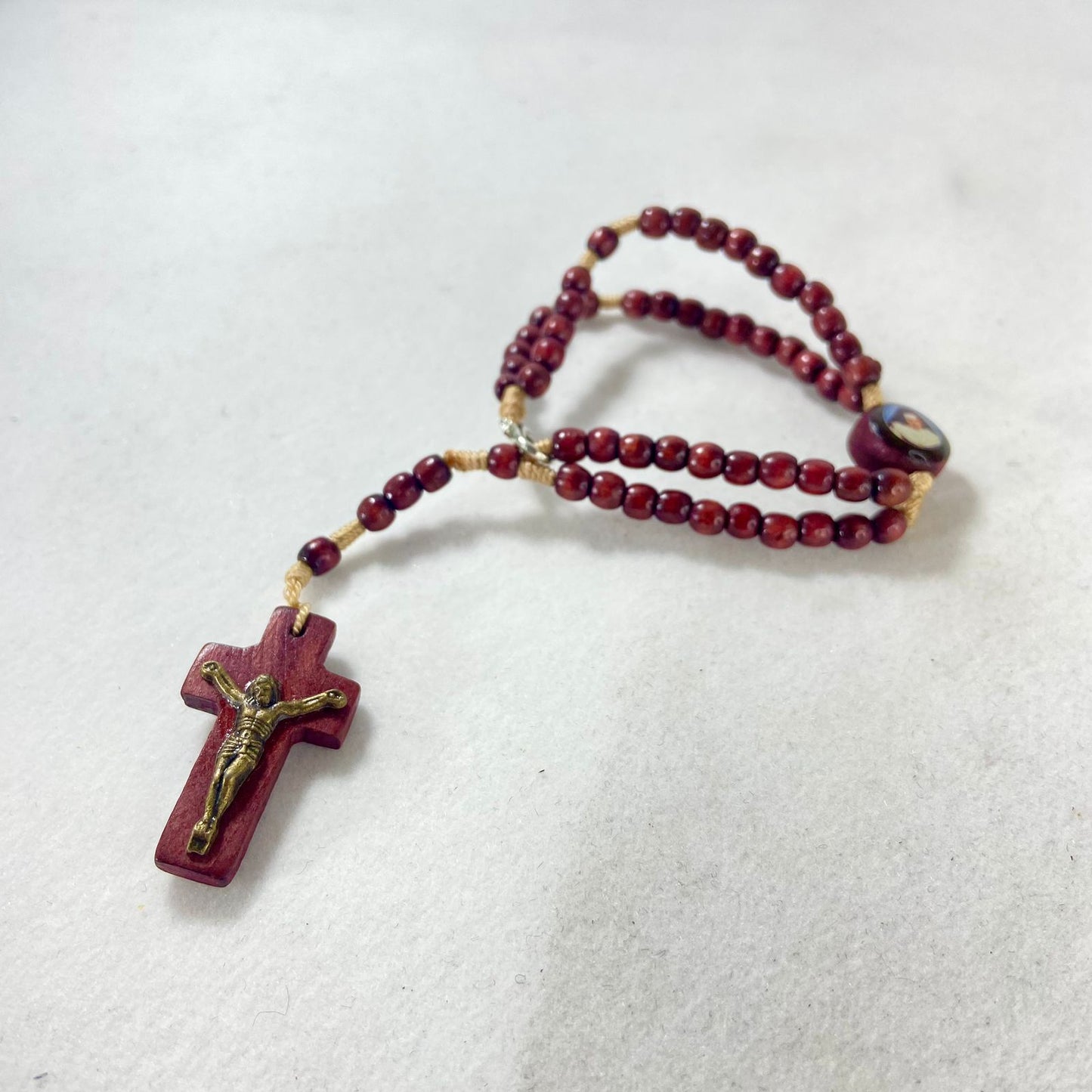 TERÇO PULSEIRA MADEIRA SANTA DULCE DOS POBRES MARROM (12 UNIDADES)