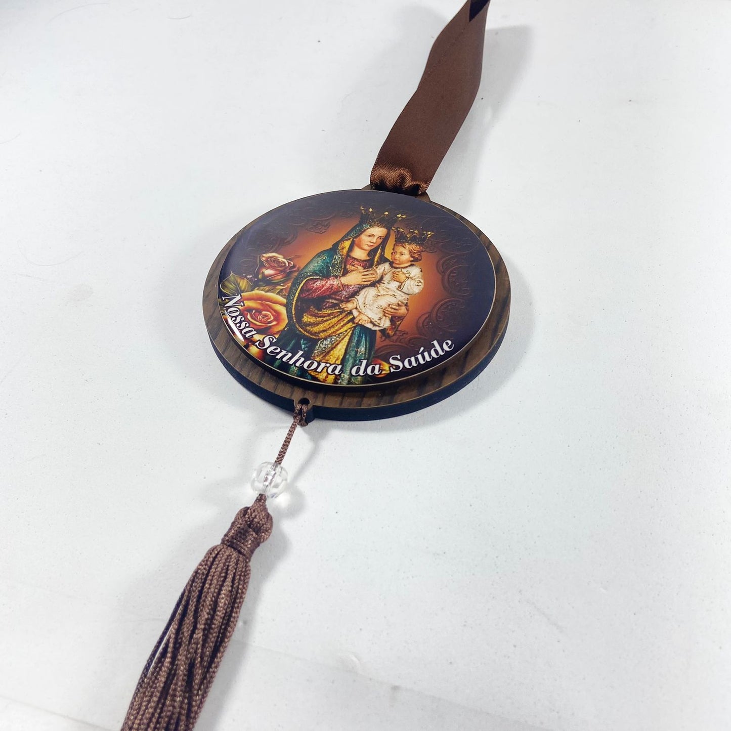 ADORNO ÚNICO REDONDO NOSSA SENHORA DA SAÚDE (1 UNIDADE)