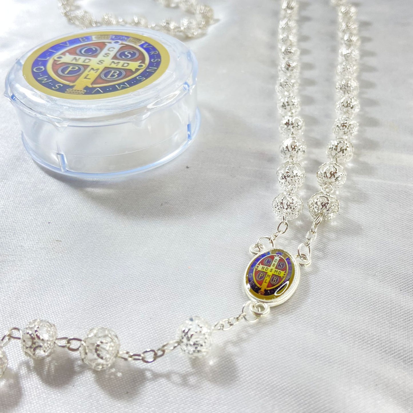 TERÇO CRISTAL TULIPA MEDALHA DE SÃO BENTO RESINADA TRANSPARENTE 8MM (1 UNIDADE)