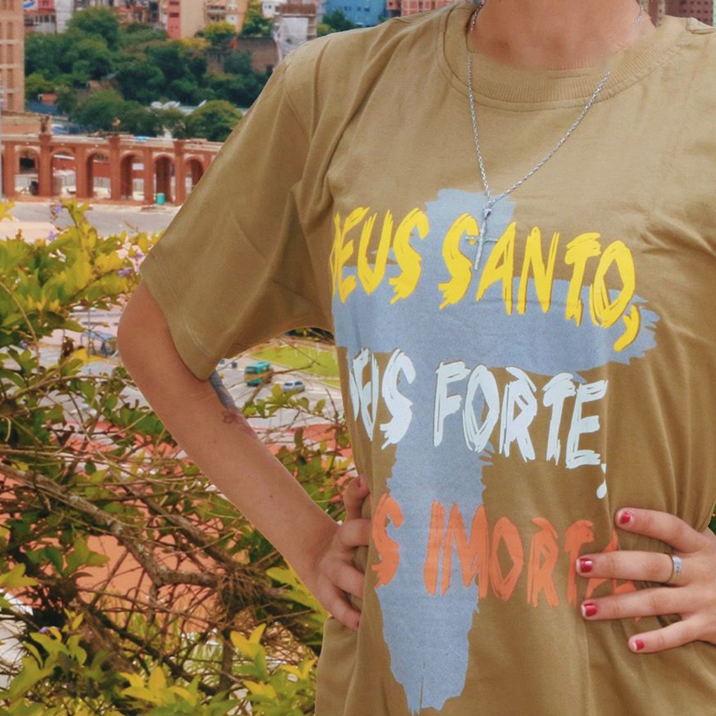CAMISETA MARROM DEUS SANTO, DEUS FORTE DEUS MORTAL TAMANHO G (1 UNIDADE)