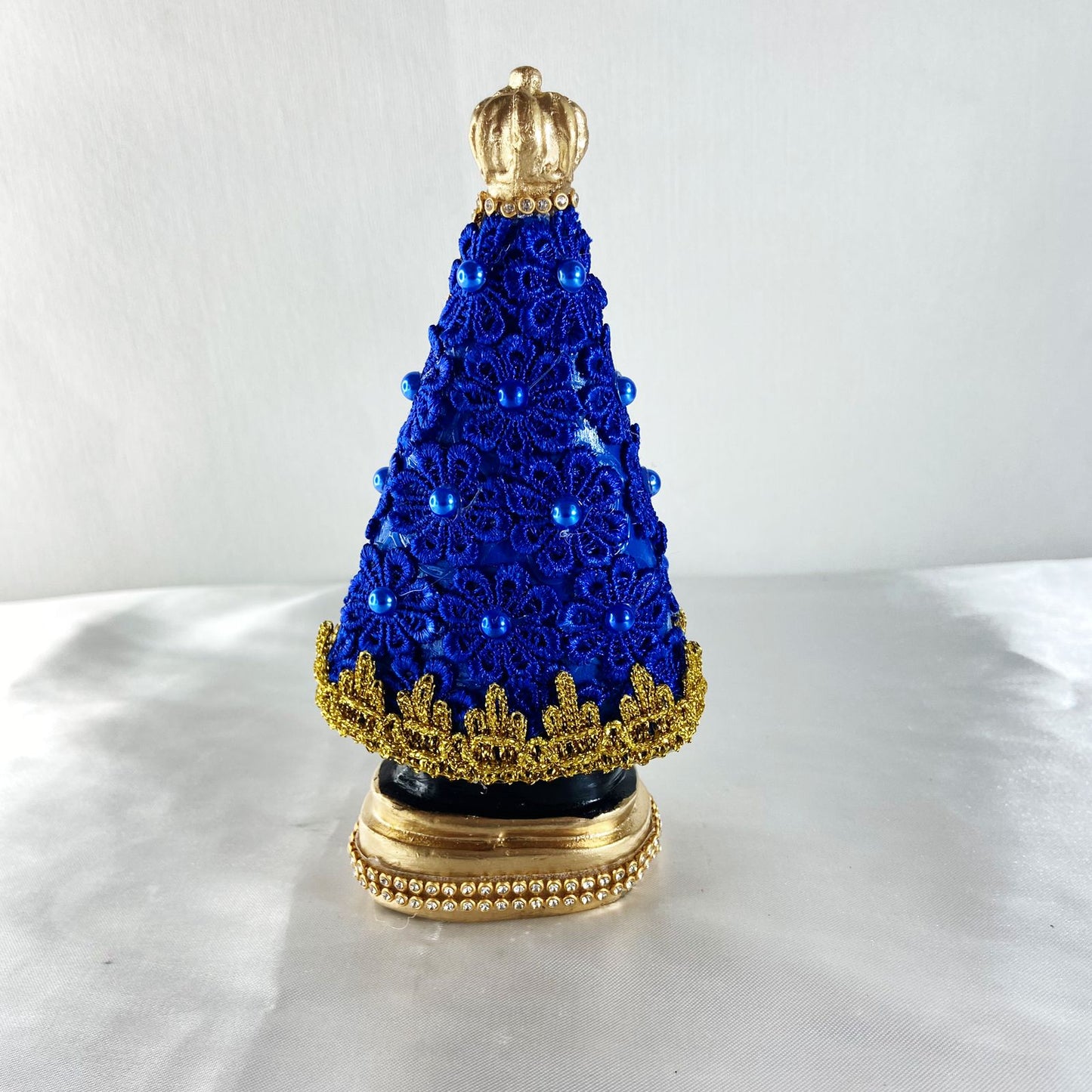 IMAGEM DE GESSO NOSSA SENHORA APARECIDA FLOR DE RENDA AZUL COM STRASS 16CM (1 UNIDADE)