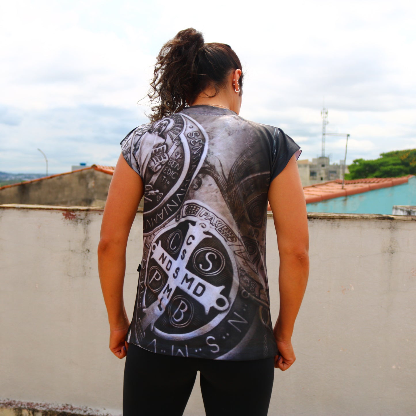 CAMISETA RELIGIOSA MEDALHA SÃO BENTO MOD2 TAMANHO:M (1 UNIDADE)