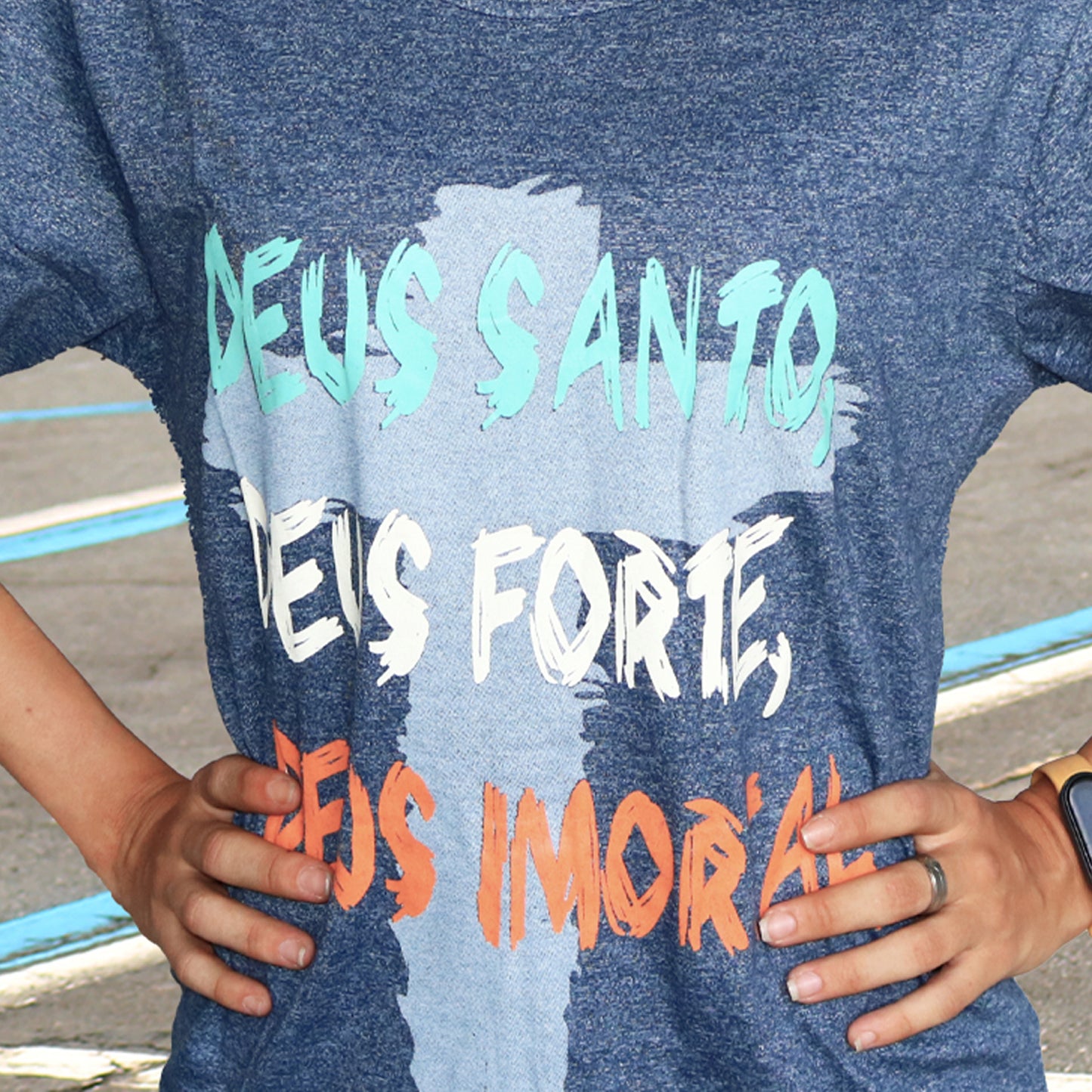 CAMISETA AZUL DEUS SANTO, DEUS FORTE DEUS MORTAL TAMANHO GG (1 UNIDADE)