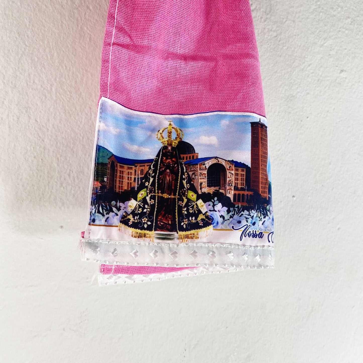 PANO DE PRATO NOSSA SENHORA APARECIDA ROSA BORDADO BRANCO (1 UNIDADE)