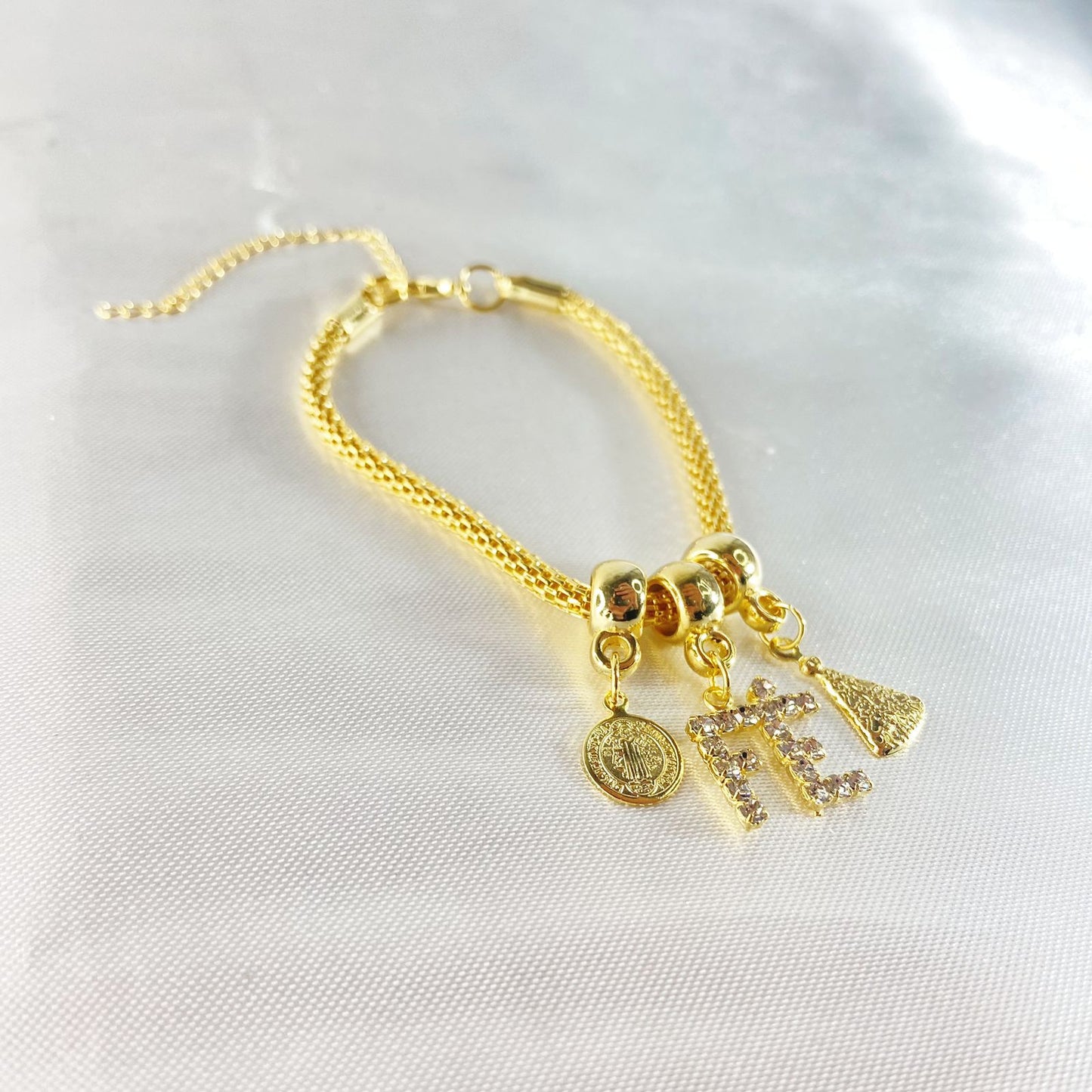 PULSEIRA DOURADA FÉ COM STRASS BRANCO (6 UNIDADES)