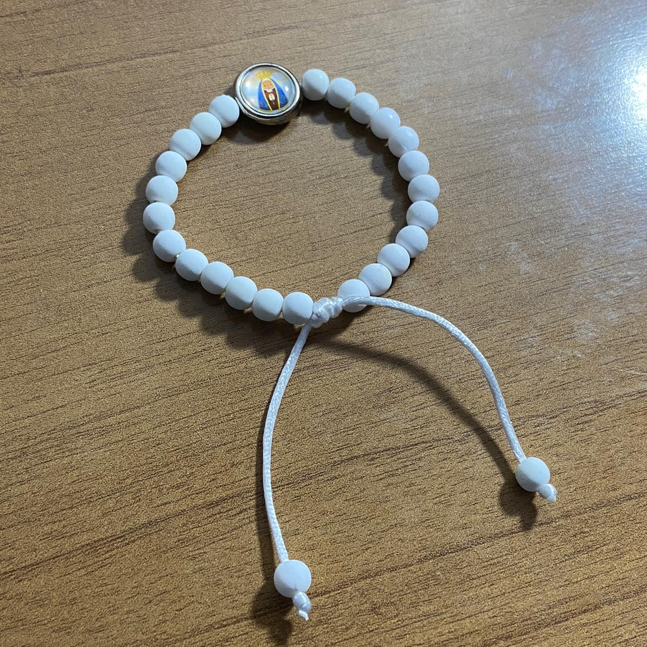 PULSEIRA BRANCA REGULÁVEL COM MEDALHA RESINADA NOSSA SENHORA APARECIDA (6 UNIDADES)
