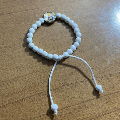 PULSEIRA BRANCA REGULÁVEL COM MEDALHA RESINADA NOSSA SENHORA APARECIDA (6 UNIDADES)