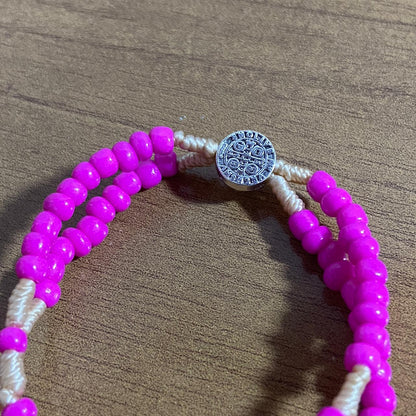 TERÇO PULSEIRA MIÇANGA ROSA MEDALHA SÃO BENTO 4MM (6 UNIDADES)