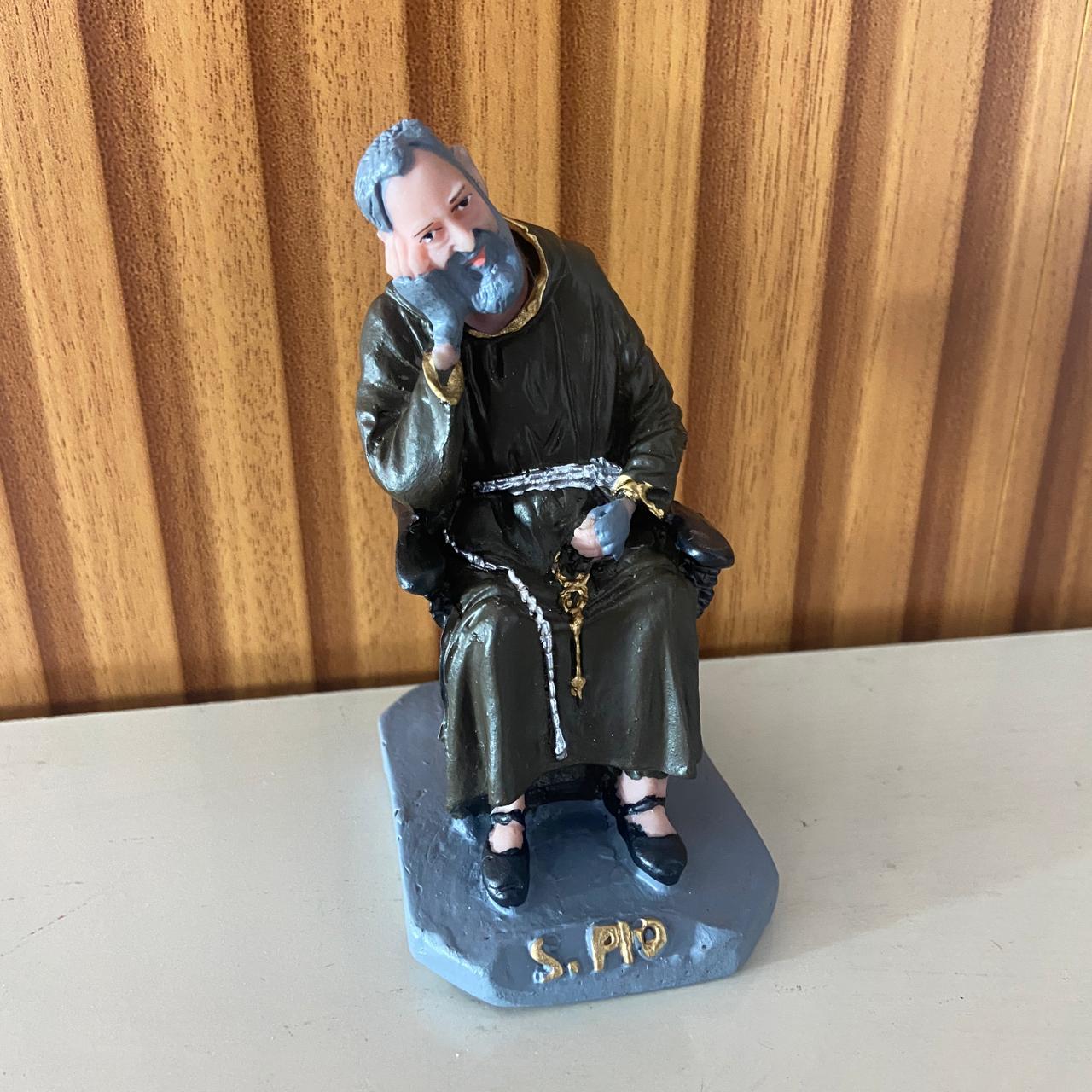 IMAGEM DE RESINA NACIONAL SANTO PADRE PIO SENTADO 10CM (1 UNIDADE)