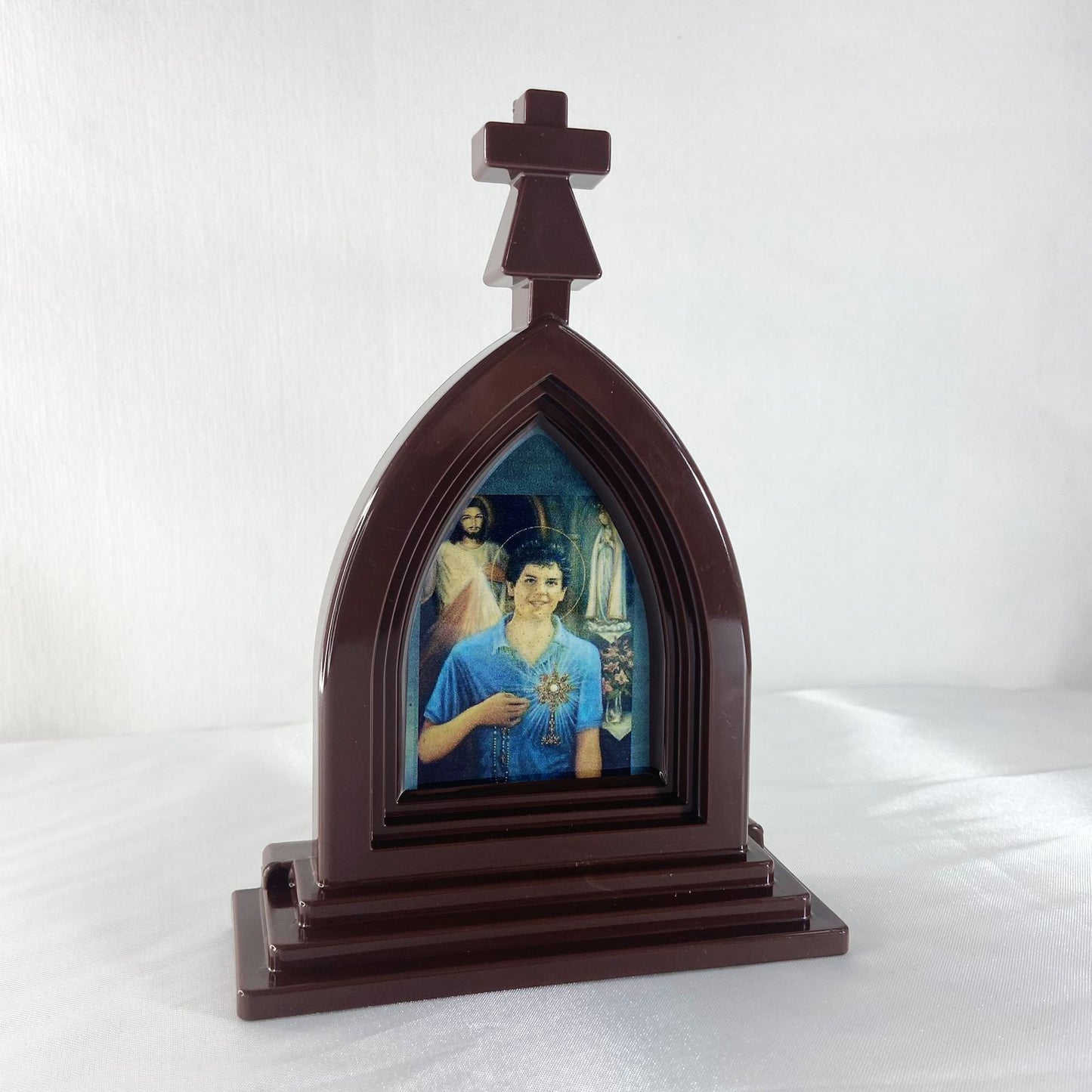 CAPELA ACRÍLICA G SÃO CARLO ACUTIS MARROM 18X12 CM (1 UNIDADE)
