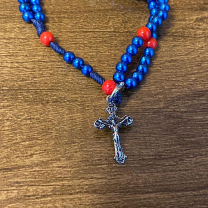 TERÇO PULSEIRA PÉROLA AZUL COM MEDALHA RESINADA SÃO JORGE (6 UNIDADES)