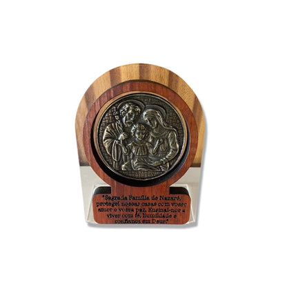 ADORNO DE MESA ACRÍLICO E MADEIRA COM ORAÇÃO SAGRADA FAMÍLIA METAL OURO VELHO 12CM (1 UNIDADE)