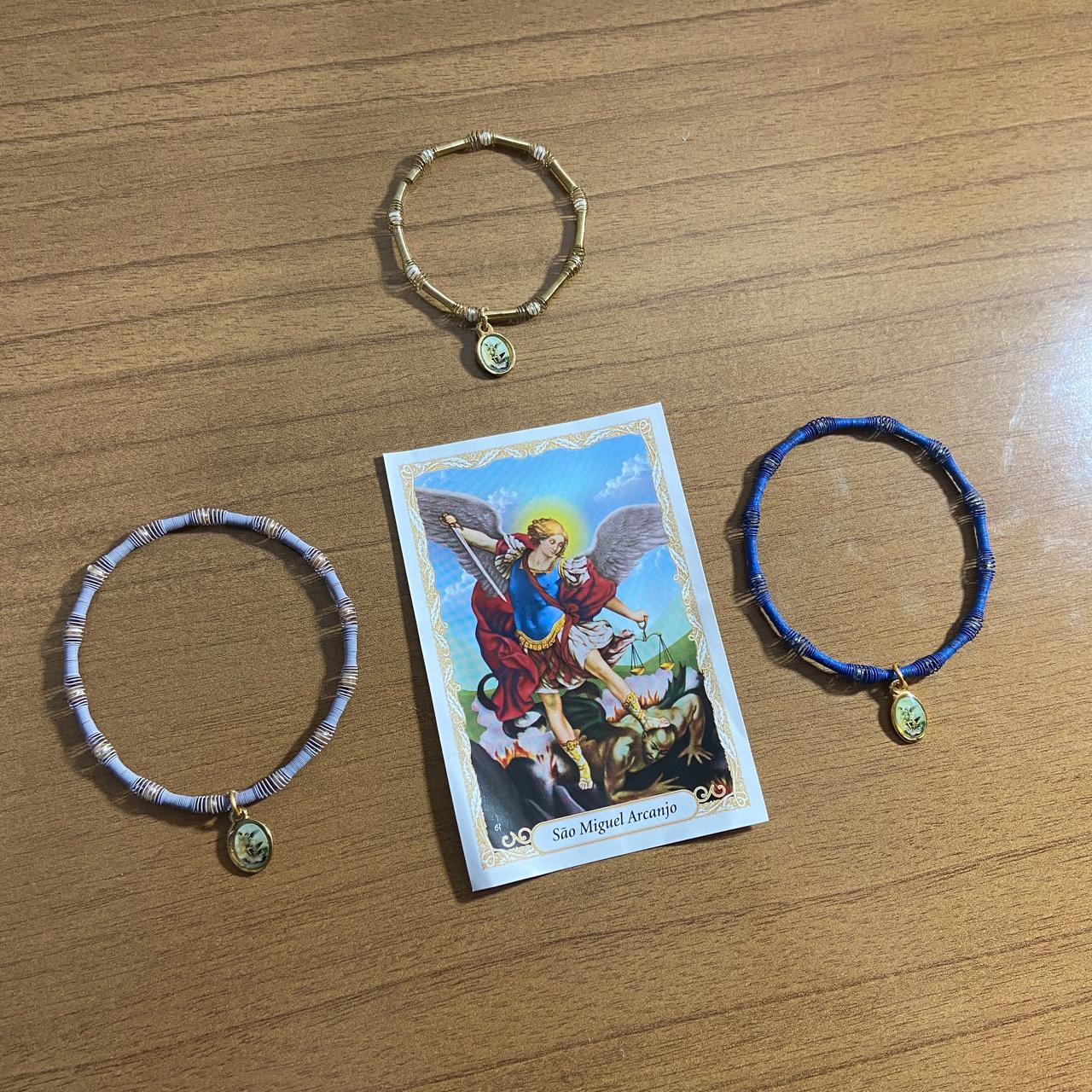 PULSEIRA DE MOLA COM MEDALHA SÃO MIGUEL ARCANJO CORES SORTIDAS  (3 UNIDADES)