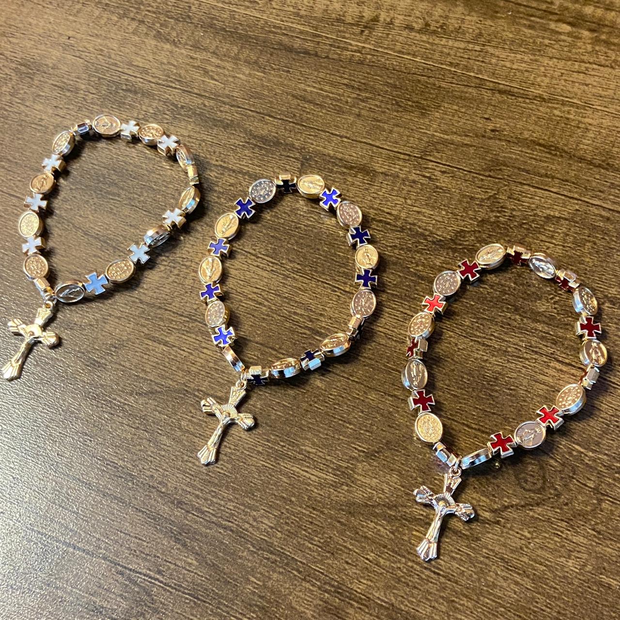 PULSEIRA METAL DOURADO COM MEDALHAS DECORADAS NOSSA SENHORA DAS GRAÇAS CORES SORTIDAS (06 UNIDADES)