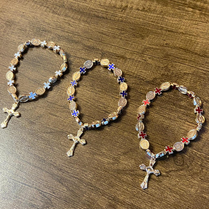 PULSEIRA METAL DOURADO COM MEDALHAS DECORADAS NOSSA SENHORA DAS GRAÇAS CORES SORTIDAS (06 UNIDADES)
