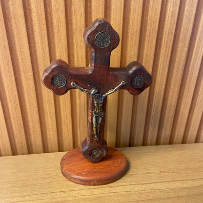 CRUCIFIXO MADEIRA DE MESA MEDALHA SÃO BENTO E NOSSA SENHORA DAS GRAÇAS 20CM (1 UNIDADE)