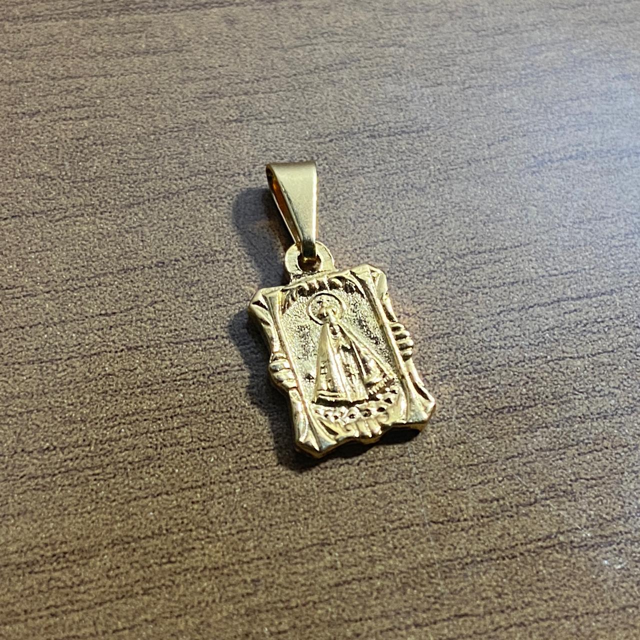 PINGENTE DOURADO QUADRADO NOSSA SENHORA APARECIDA E SÃO JUDAS TADEU  (6 UNIDADES)