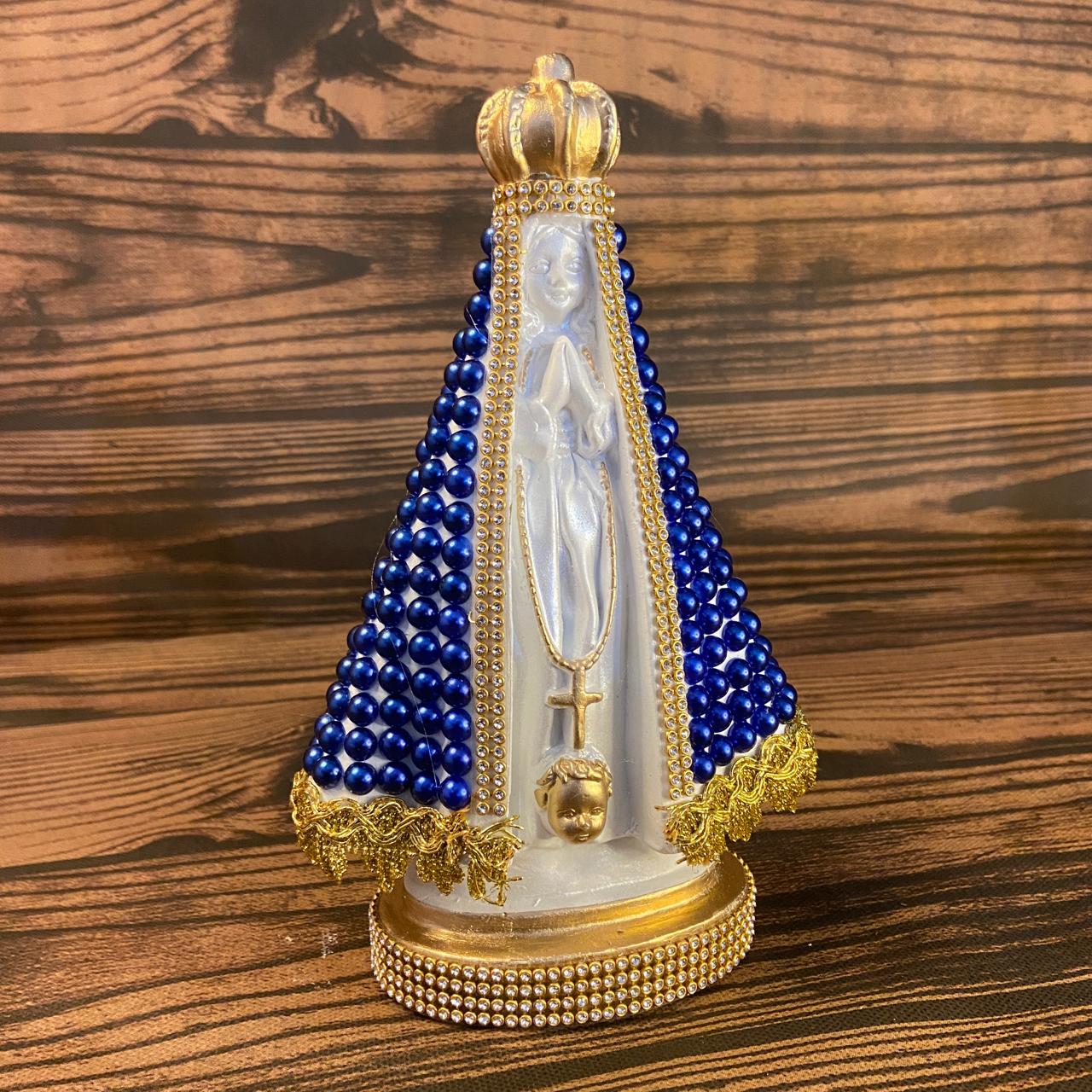 IMAGEM DE GESSO NOSSA SENHORA APARECIDA BRANCA BORDADA COM PÉROLA AZUL 22,5CM MOD 2 (1 UNIDADE)