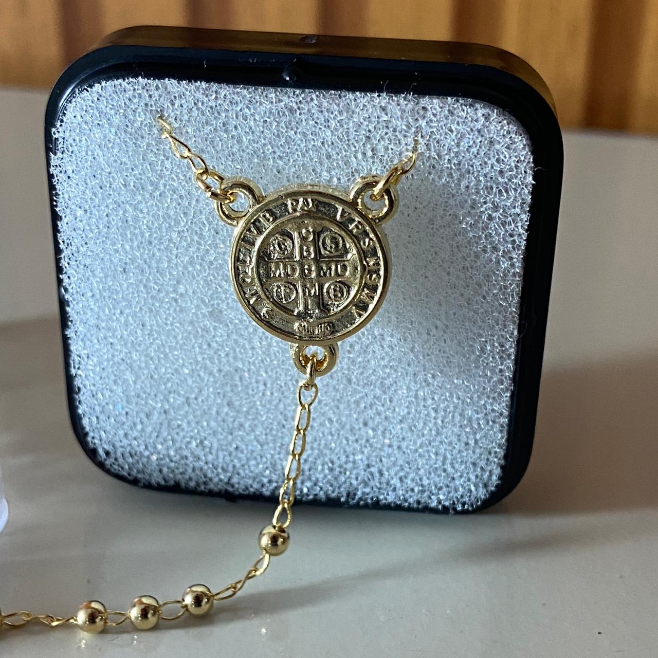 TERÇO PÉROLA DOURADA MEDALHA SÃO BENTO 2MM (3 UNIDADES)