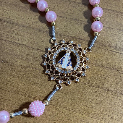 TERÇO DE NOIVA DOURADO PÉROLA ROSA NOSSA SENHORA APARECIDA 08MM MOD1 (1 UNIDADE)
