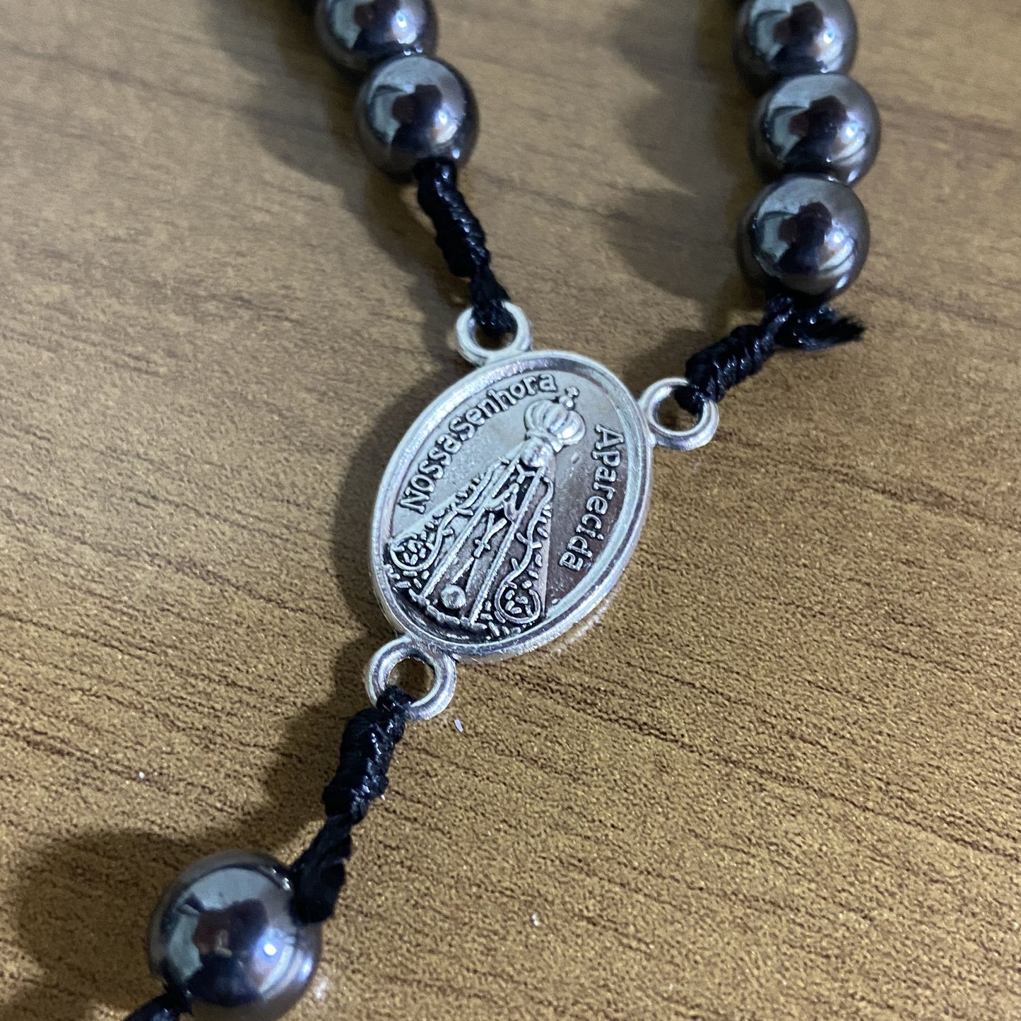 TERÇO DE HEMATITA NOSSA SENHORA APARECIDA COM FECHO 8MM (1 UNIDADE)