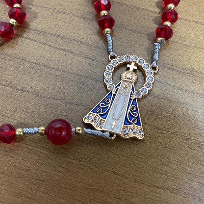 TERÇO DE NOIVA DOURADO CRISTAL VERMELHO NOSSA SENHORA APARECIDA 08MM (1 UNIDADE)