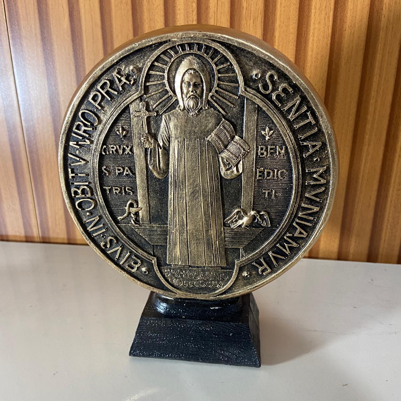 IMAGEM DE RESINA NACIONAL MEDALHA SÃO BENTO OURO VELHO 18CM (1 UNIDADE)