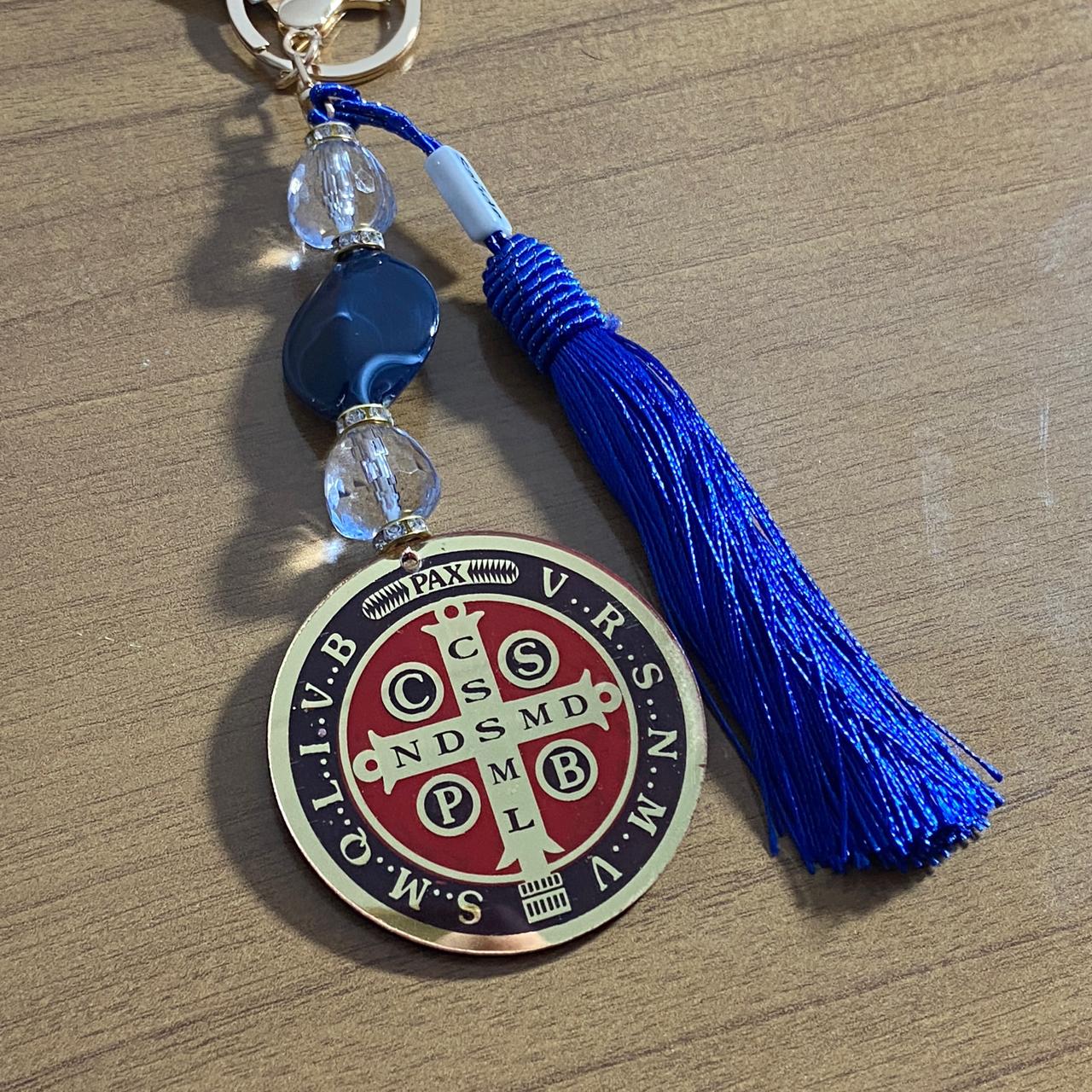 CHAVEIRO DE PEDRARIAS MEDALHA SÃO BENTO EM ACRÍLICO (1 UNIDADE)