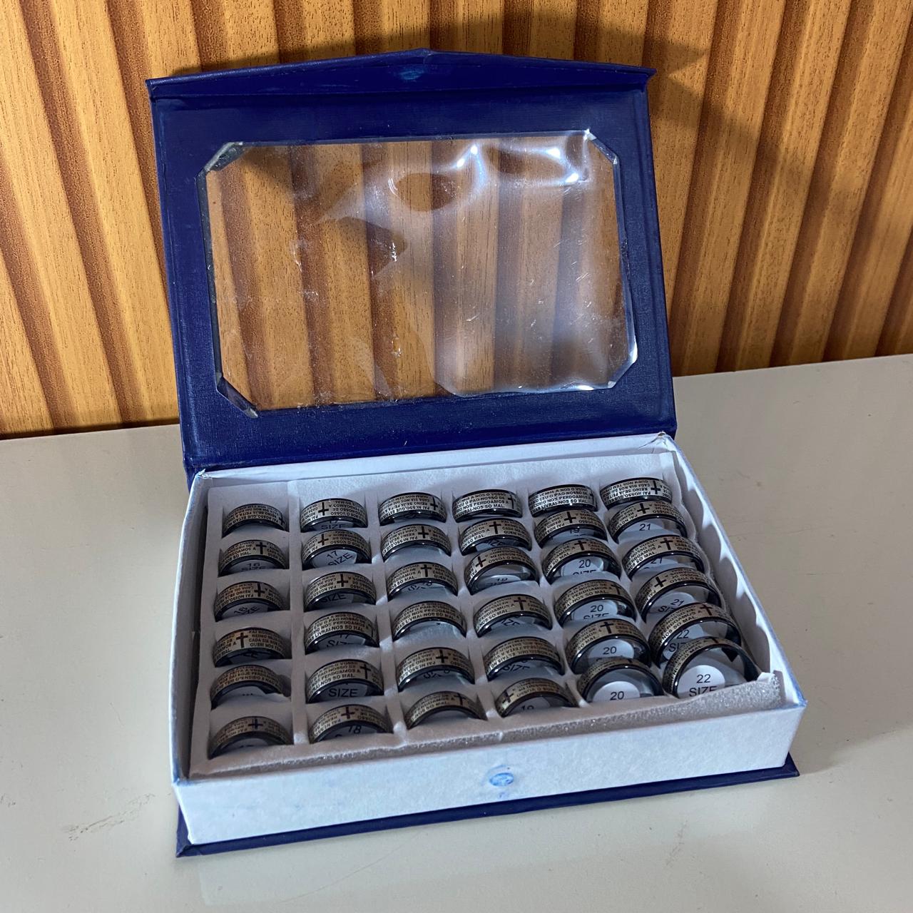 ANEL AÇO INOX COM ORAÇÃO DO PAI NOSSO MOD 02 (36 UNIDADES)