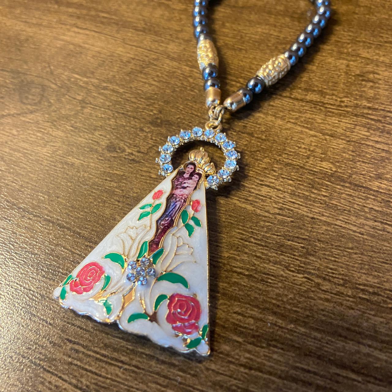 DEZENA PARA CARRO HEMATITA NOSSA SENHORA DE NAZARÉ COM STRASS 06MM (3 UNIDADES)