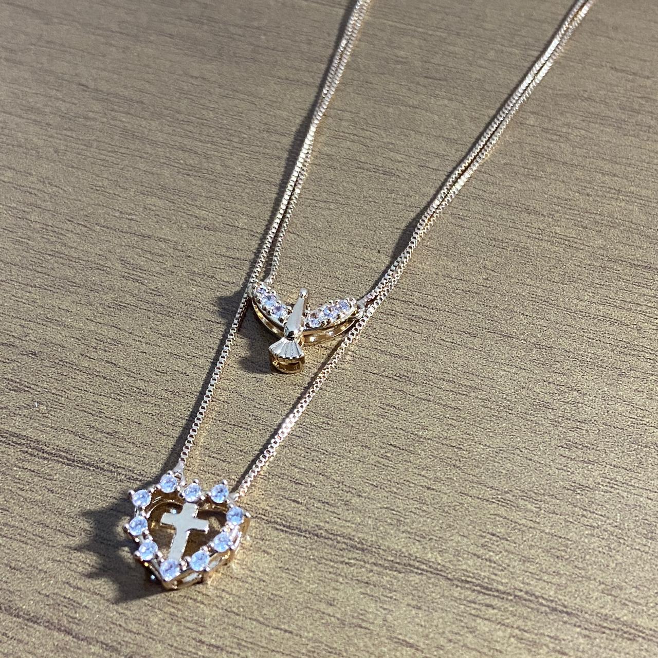 CONJUNTO COLARES DOURADOS DIVINO ESPÍRITO SANTO E CRUZ COM STRASS   (1 UNIDADE)