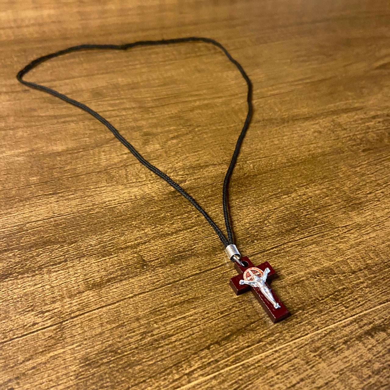 CORDÃO COM CRUCIFIXO SÃO BENTO MADEIRA MARROM (12 UNIDADES)