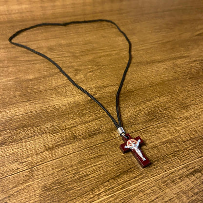 CORDÃO COM CRUCIFIXO SÃO BENTO MADEIRA MARROM (12 UNIDADES)