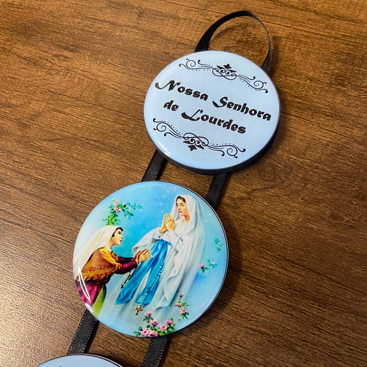 ADORNO TRIPLO REDONDO FITA NOSSA SENHORA DE LOURDES (1 UNIDADE)