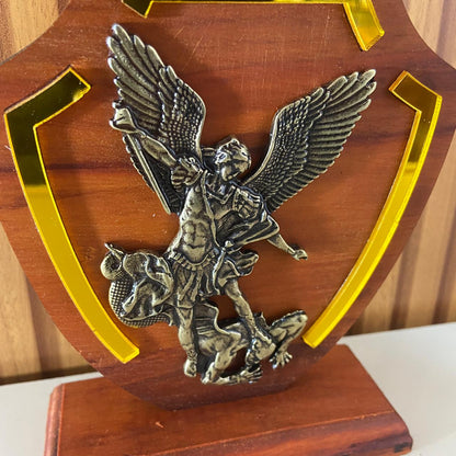 ADORNO DE MESA MADEIRA ESCUDO SÃO MIGUEL ARCANJO  METAL OURO VELHO 15,7CM (1 UNIDADE)