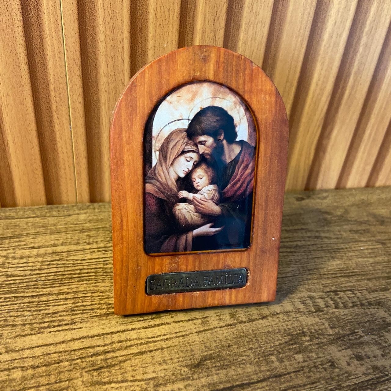 ADORNO DE MESA MADEIRA RESINADA SAGRADA FAMÍLIA 11CM (1 UNIDADE)
