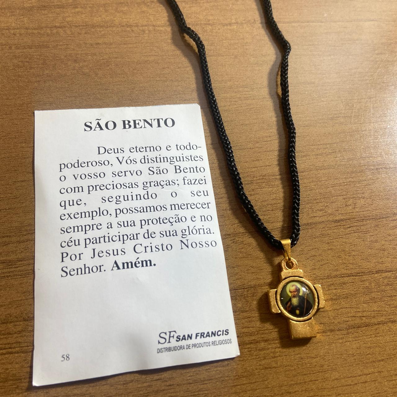 CORDÃO COM MEDALHA RESINADA SÃO BENTO (1 UNIDADES)