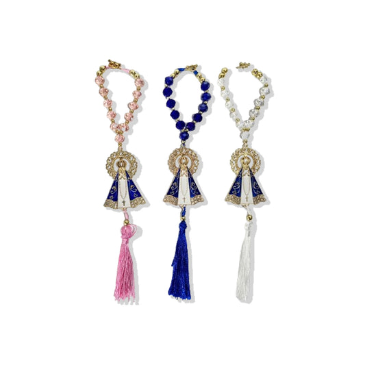 DEZENA PARA CARRO CRISTAL NOSSA SENHORA APARECIDA DOURADA CORES SORTIDAS COM RESPLENDOR 10MM (3 UNIDADES)