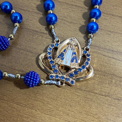 TERÇO DE NOIVA DOURADO PÉROLA AZUL NOSSA SENHORA APARECIDA 08MM (1 UNIDADE)