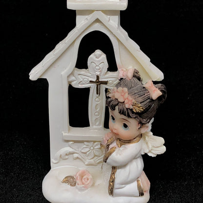 IMAGEM DE RESINA IMPORTADA ANJINHO REZANDO NA CRUZ MENINA 8CM (1 UNIDADE)